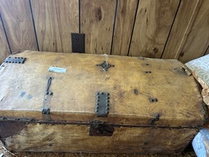 lot 313 image: VINTAGE TRUNK