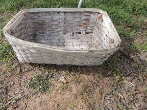 lot 281 image: WHITE WICKER LAUNDRY BASKET