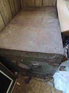 lot 423 image: METAL TRUNK VINTAGE