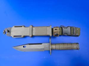 lot 5 image: HIGHLY COLLECTIBLE Lan-Cay M9 USA (2nd Contract Variation) Bayonet w Sheath, Flat Edge Blade Grind.  Looks to be in like new condition.