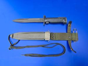 lot 14 image: Vintage 1950s US M5 A1 AK1 Bayonet w USM8A1 Scabbard