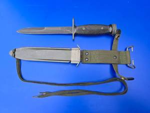 lot 16 image: Vintage US M4 Kinfolks (K.I.) Carbine Bayonet w USM8A1 Scabbard