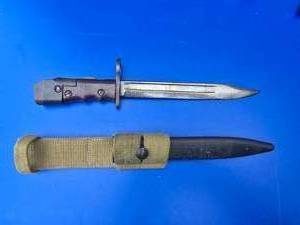 lot 15 image: Vintage British WWII No. 7 MK1L Sten Mk V Submachine Gun Bayonet w Original Scabbard
