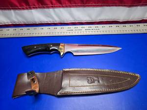 lot 55 image: Beautiful Vintage Muela Corzo Buffalo Horn Stainless 7 Fixed Blade Hunting Knife w Meula Corzo Leather Sheath