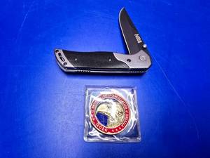 lot 259 image: NRA Folding Knife w NRA 2014 Wayne Lapierres Stand And Fight Challenge Coin
