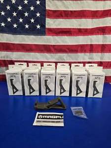lot 92 image: Magpul MAG411-ODG AFG Angled AR15 Foregrip - OD Green.&nbsp QUANTITY 6. BID IS TIMES THE QUANTITY