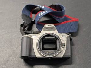 lot 102 image: Canon Rebel 2000 EOS 35mm Film Camera Body Only