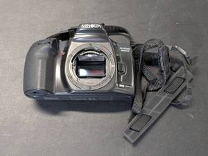 lot 202 image: Minolta Maxxum 400si 35mm Film Camera Body Only