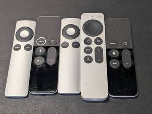 lot 206 image: Lot of 5 - Apple Remote Controllers