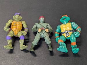 lot 214 image: Lot of 3 - Ninja Mutant Turtle Figurine Toys 1992