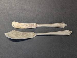 lot 245 image: Lot of 2 - Sterling Silver Knives - 61grams