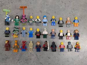 lot 281 image: Lot of 30 - Lego Mini Figurine