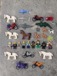 lot 285 image: Lot of 30 - Lego Mini Figurines & Animal & Motorcycle