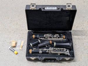 lot 298 image: OLDS Clarinet PL 215 w Hard Case