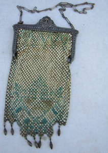 lot 70 image: Vintage ladies cigarette coin pouch beaded has a small tear