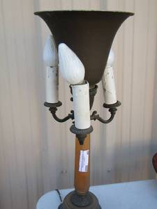 lot 40 image: Victorian style bedside lamp