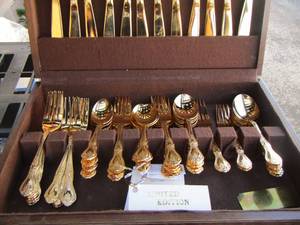 lot 44 image: Limited edition Gold colored silverware set in original silverware box