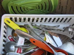 lot 89 image: Kitchen utensil lot,