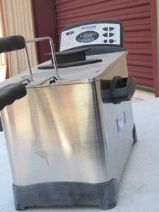 lot 9 image: Bravetti deep fryer new not in box