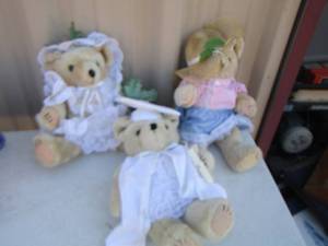 lot 152 image: wedding and graduation teddy bears