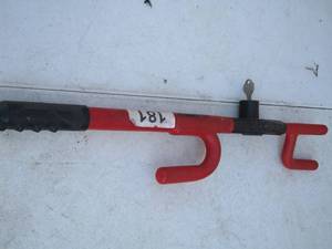 lot 184 image: steering wheel lock with key