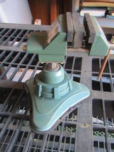 lot 193 image: CENTRAL FORCE VISE - PORTABLE ARTICULAED VACUUM VASE