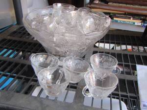 lot 200 image: Punch bowl set with glasses