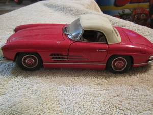 lot 12 image: Red Mercedes Benz