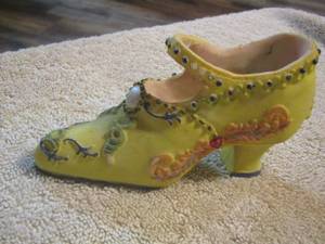 lot 17 image: yellow rose dcor shoe