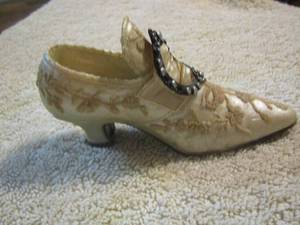 lot 19 image: pearl white porcelain dcor shoe