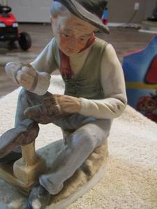 lot 21 image: Porcelain shoe shinning man