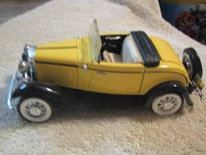 lot 24 image: 1932 Ford Cabriolet model car