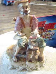 lot 29 image: CAPODIMONTE COBBLER FIQURINE