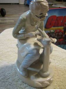 lot 30 image: VINTAGE COBBLER SHOE REPAIR PORCELAIN FIGURINE