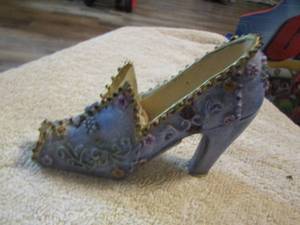 lot 124 image: open toe shoe dcor