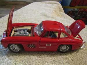 lot 128 image: 1954 Mercedes Benz  model car