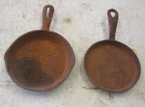 lot 31 image: 2 mini cast iron skillets both need a good deep clean