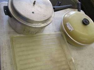 lot 38 image: CLUB  Aluminum chicken frying pan with lid- glass tray- steamer