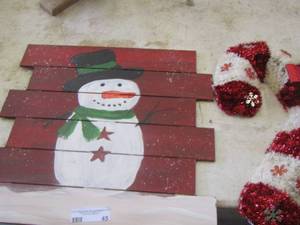 lot 45 image: Christmas lot