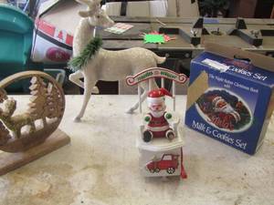 lot 48 image: Christmas lot