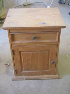 lot 61 image: 231916 one drawer one door side table in great condition