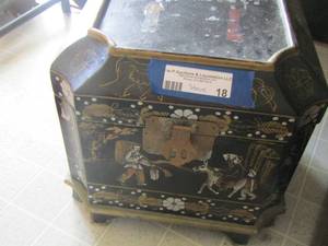 lot 18 image: vintage storage box