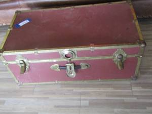 lot 5 image: red trunk in goods condition, needs light tlc