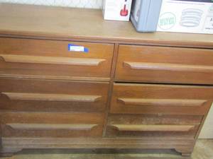 lot 101 image: 6 drawer dresser 345014 needs some tlc