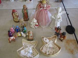 lot 119 image: Christmas angels plus