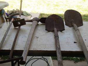 lot 124 image: yard tools shovels