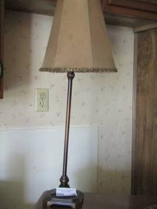 lot 186 image: DECORATIVE TABLE LAMP  W SHADE