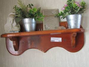 lot 199 image: Wall shelf with few dcor pieces
