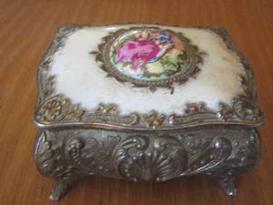 lot 238 image: mini jewelry trinket box