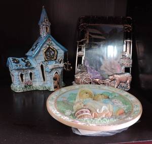 lot 8 image: 2004 blue sky Church Clay works Great Smoky mountains picture frame collectible bear plate